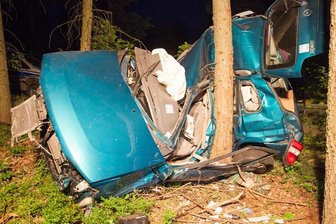 Schwerer Verkehrsunfall auf S 255 - Fahrer eingeklemmt -