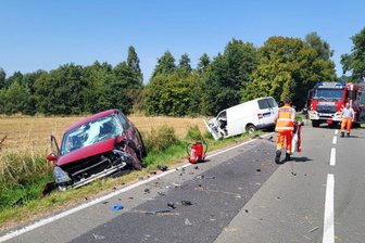 Schwerer Verkehrsunfall bei Geringswalde: Drei Menschen schwer verletzt - Auf der Straße bei Altgeringswalde stießen zwei Fahrzeuge frontal aufeinander.
