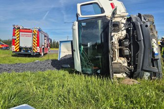 Schwerer Verkehrsunfall bei Halsbach: B 173 wieder frei - Verkehrsunfall: Ein Lkw liegt umgekippt auf der Wiese neben der B 173 nahe Halsbach.