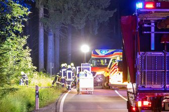 Schwerer Verkehrsunfall im Erzgebirge: 74-Jähriger kommt schwer verletzt in die Klinik - Ein schwerer Verkehrsunfall hat sich am Freitagabend nahe Geyer ereignet.