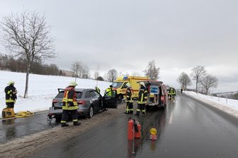Schwerer Verkehrsunfall im Erzgebirge: Bundesstraße stundenlang gesperrt - Der Unfall ereignete sich auf der B 95 im Bereich des sogenannten Krankenhausbergs kurz vor Annaberg-Buchholz.