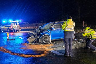 Schwerer Verkehrsunfall im Erzgebirge: Zwei Verletzte nach Kollision auf Kreuzung - Ein schwerer Verkehrsunfall hat sich am Mittwoch zwischen Auerbach und Thum ereignet.