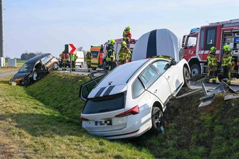Schwerer Verkehrsunfall in Erlau: Zwei Personen nach Kollision schwer verletzt - Auf der Mittweidaer Straße in Erlau sind am Montag zwei Autos zusammengestoßen.