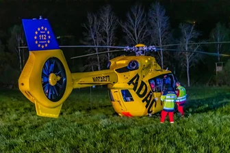 Schwerer Verkehrsunfall in Olbernhau: Fahrer stirbt noch am Unfallort - Der Rettungshubschrauber „Christoph Brandenburg“ aus Senftenberg flog den verletzten Beifahrer in eine Klinik.
