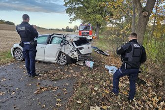 Schwerer Verkehrsunfall in Plauen auf regennasser Straße: Auto mit vier Menschen prallt gegen mehrere Bäume - Das Auto war gegen mehrere Bäume geprallt.