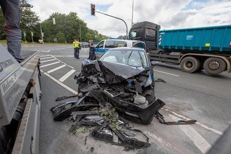 Schwerer Verkehrsunfall in Plauen: Auto fährt gegen Mauer - 