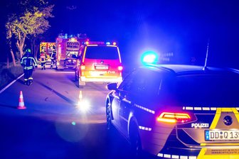 Schwerer Verkehrsunfall in Schneeberg: Unfallstelle erstreckt sich über 100 Meter - Ein schwerer Verkehrsunfall hat sich in der Nacht zum Samstag in Schneeberg ereignet.