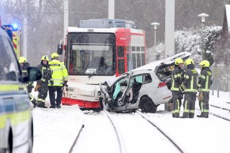 Schwerer Verkehrsunfall in Zwickau: Pkw kollidiert mit Straßenbahn - Schwerer Verkehrsunfall: Ein Pkw gerät auf die Gleise und stößt mit einer Tram zusammen.