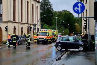 Schwerer Verkehrsunfall mit Verletzter im Erzgebirge – B 169 stundenlang voll gesperrt - Ein schwerer Verkehrsunfall hat sich am Freitag in Lößnitz auf der B 169 ereignet. Die Straße musste voll gesperrt werden.