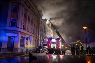 Schwerer Wohnungsbrand in Plauen: Polizei hat jetzt eine heiße Spur - An der Hauffstraße hatte es im Oktober gebrannt. Jetzt geht die Polizei einer konkreten Spur nach.