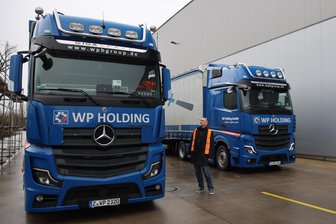 Schwergewichte unter Strom: Warum WP Holding aus Zwickau in teure E-Lkws investiert - Mike Henninger, Fuhrparkleiter von WP Holding, im Gespräch mit einem Fahrer. Noch besteht die Fahrzeugflotte des Zwickauer Transport- und Logistikunternehmens zum Großteil aus Diesel-Lkws.