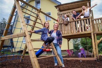 Schwerkranke Alena Riedel aus Flöha: Das Lachen ist zurückgekehrt - Unbeschwerte Freude nach Sorge und Angst: Alena Riedel (5, Mitte), ihre Schwestern Samira (11) und Marilén (8) sowie ihre Eltern Sandra und Andre Riedel in der neuen Spieloase, die dank eines Sponsors von der Firma Lesch aus Grünberg und Helfern errichtet wurde. 