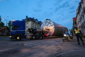 Schwerlasttransport beschädigt offenbar Ampel in Freiberg -