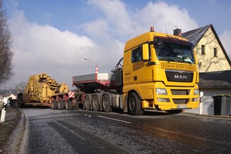 Schwerlasttransport blockiert S184 in Weißenborn - 