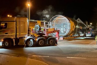 Schwerlasttransport sorgt für kurzzeitige Sperrung in Aue - 