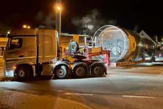Schwerlasttransport sorgt für kurzzeitige Sperrung in Aue - 