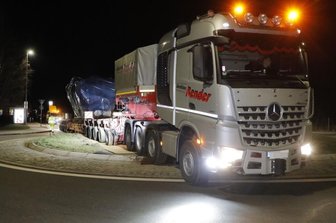 Schwerlasttransport zu Mitternacht: Neuer Heizkraftmotor wird nach Chemnitz geliefert -