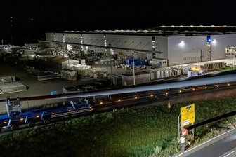 Schwerlasttransporter liefern Rotorblätter für neues Windrad in Unterheinsdorf -  An der Firma Thermofin fädelten die Schwertransporter zuerst rückwärts auf die Plattenstraße ein, um dann vorwärts durch das Firmengelände in Richtung Windradbaustelle zu fahren.