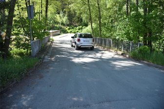 Schwerlastverkehr über Brücke in Bad Elster: Wer zahlt für die Bauarbeiten? - Die Brücke zum Großparkplatz am Ortseingang von Bad Elster. Sie ist für das Umweltbundesamt nötig.
