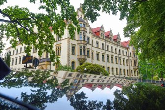 Schwerpunktkontrollen geplant: Stadt Chemnitz geht gegen Falschparker auf dem Kaßberg vor - Vor dem Schmidt-Rottluff-Gymnasium ist ein Punkt, an dem gezielt kontrolliert werden soll.