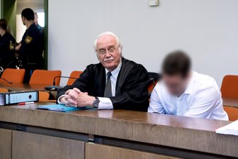 Schwerstverletzte Polizistin aus Brand-Erbisdorf - Schütze verurteilt - Der 38-jährige Angeklagte sitzt im Gerichtssaal neben seinem Anwalt Wilfried Eisell.