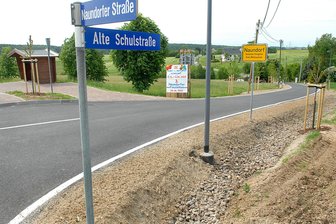 Schwerverletzer Simson-Fahrer: Passanten finden jungen Mann in Striegistal nachts im Straßengraben - Die Alte Schulstraße führt von der Naundorfer Straße in den Ortsteil.
