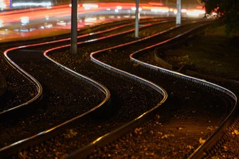 Schwerverletzter auf Straßenbahngleisen in Dresden gefunden - In Dresden ist ein Schwerverletzter auf Gleisen gefunden worden. (Symbolbild)