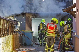 Schwerverletzter bei Garagenbrand in Oberlungwitz - 