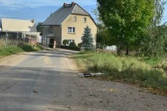 Schwerverletzter bei Kollision mit Baum - Die Unfallstelle: Der Ortseingang Berthelsdorf in Hainichen aus Richtung Dittersbach.