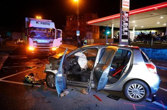 Aus bislang ungeklärter Ursache stieß der Renault in den Lkw.