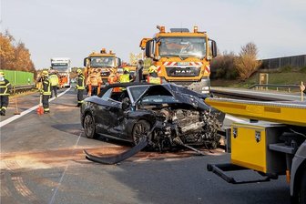 Schwerverletzter bei Unfall auf der A 72 bei Treuen - Die Feuerwehr Treuen musste den Fahrer aus dem Audi herausschneiden und danach ausgelaufene Betriebsmittel abbinden.