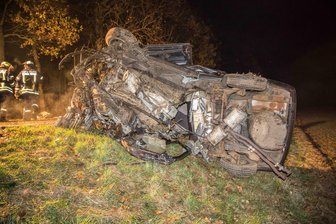 Schwerverletzter Mann und toter Hund nach schwerem Unfall bei Oberschöna - 