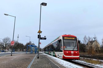 Schwerverletzter nach Angriff vor Bahnhof Hainichen: Drei Tatverdächtige nach Videoauswertung identifiziert - Ein 24-Jähriger wurde am Bahnhof in Hainichen von Jugendlichen verletzt.
