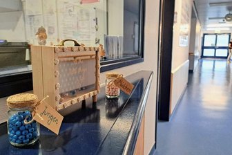 Schwester Annas rosa-blauer Kullerkasten - Am Schwesternzimmer der Neugeborenenpflege zeigt der Kullerkasten, wie viele Mädchen und Jungen im bisherigen Jahr geboren wurden.