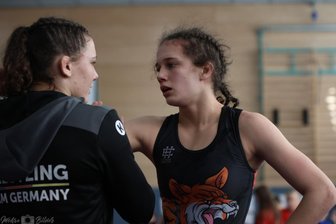 Schwesternpaar aus dem Erzgebirge träumt auf der Ringermatte von Olympia - Naemi (links) und Aliya Leistner geben sich gegenseitig immer wieder Tipps auf der Ringermatte.