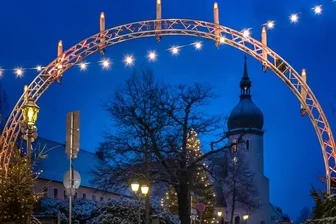 Schwibbögen schmücken Straße -