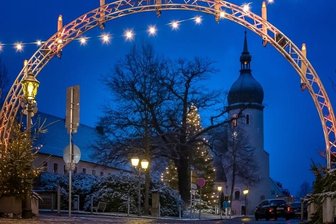 Schwibbögen schmücken Straße -