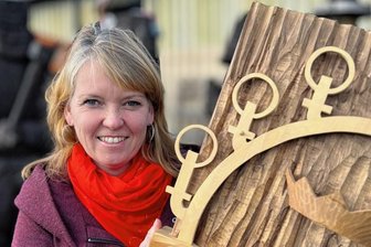 Schwibbögen für Ausstellung gesucht - Stollbergs Marktmeisterin Bärbel Raatz.