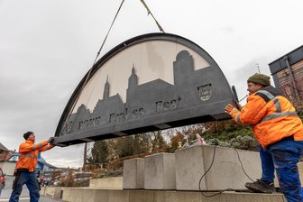 Schwibbögen leuchten zum ersten Advent im Göltzschtal - Dominik Wolf (links) und Mike Seidel bei der Montage des neuen Rodewischer Schwibbogens am Postplatz.