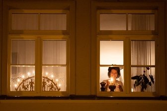 Schwibbogen-Aktion in Corona-Zeiten: Das Erzgebirge beginnt zu leuchten - Carmen Hickmann beim Entzünden einer Kerze. Punkt 21 Uhr am Samstagabend schaltete die Annaberger Familie zudem ihren Schwibbogen an. Auch in Scheibenberg, Schönbrunn, Bärenstein ... und in vielen anderen Orten der Region und darüber hinaus, folgten die Menschen dem Aufruf.