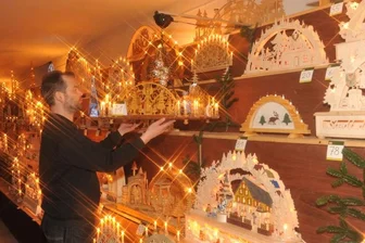 Schwibbogen-Bastler sägen sich zu neuem Ausstellungs-Rekord - Der Einsendeschluss für die diesjährige Schwibbogen-Ausstellung ist vorbei, der neue Rekord mit 115 Exponaten steht fest. Mario Richter von der Stollberger Bastlerwelt musste deshalb am Dienstag genau überlegen, dass der Platz für alle Einsendungen reicht.