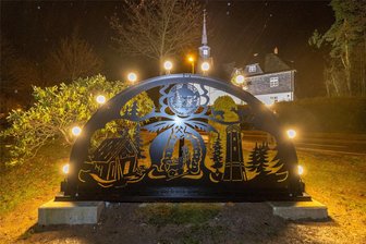 Schwibbogen für Schnarrtanne bei Wind und Wetter eingeweiht - Noch rechtzeitig vor Weihnachten ist es in Schnarrtanne gelungen, den Lichterbogen in Betrieb zu nehmen.