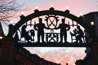 Schwibbogen leuchtet auf Neumarkt in Meerane -