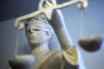 Schwibbogen mit Hakenkreuz im Fenster: 2500 Euro Strafe -