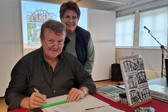 Schwibbogenbauer aus dem Norden bleiben dem Erzgebirge treu: Plan für nächste Adventszeit steht - Heike und Wolfgang Lorentz während ihrer Buchvorstellung im Dresdner Volkskunstmuseum.