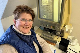 Schwibbogenfans aus Norddeutschland machen Entdeckung im Archiv der "Freien Presse" - Heike Lorentz hat schon viel Erfahrung im Umgang mit dem Lesegerät für Mikrofilme.