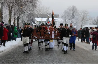Schwibbogenfest im Erzgebirge: Bergstadt feiert – und erwartet ungewöhnlich kostümierte Gäste - Beim Weihnachtsmarkt in Johanngeorgenstadt steht der Schwibbogen im Zentrum.