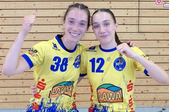 Schwierige Aufgabe gelöst: Marienbergs Oberliga-Handballerinnen bauen Erfolgsserie aus - Auch wenn sie nicht gemeinsam auf dem Parkett standen, bejubelten die Schwestern Emma (links) und Clara Bielawny gemeinsam den 41:35-Heimsieg gegen den HC Rödertal II.