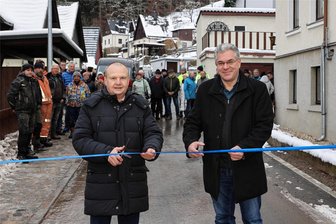 Schwierige Baustelle nach drei Jahren fertig: Aufatmen an der Paul-Schneider-Straße in Pöhla - Trafen sich mit Anwohnern und Bauleuten danach am Grill: Wasserwerke-Geschäftsführer Frank Kippig (l.) und Schwarzenbergs Oberbürgermeister Ruben Gehart gaben die Paul-Schneider-Straße in Pöhla frei.