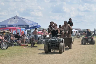 Schwierige Ermittlungen nach Simsontreffen in Zwickau: Mopedfans verpetzen sich nicht gegenseitig - Beim Simsontreffen auf dem Flugplatz im Juli waren die verschiedensten Fahrzeuge zu sehen, aber auch zahlreiche Symbole der rechtsextremen Szene.